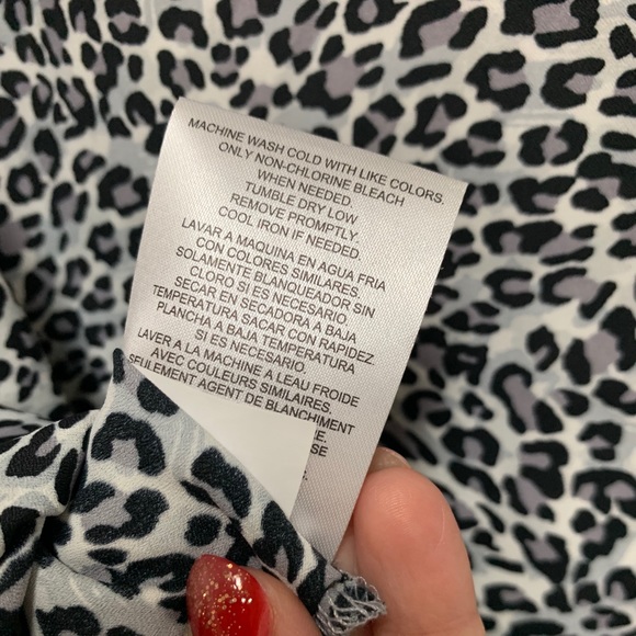 ✨JONES NY Grey Leopard Print Long Sleeve Blouse - Picture 7 of 7